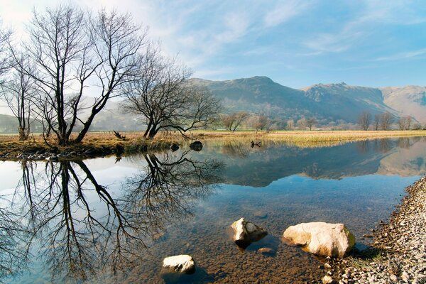 पानी से पहाड़ों और चट्टानों का लैंडस्केप