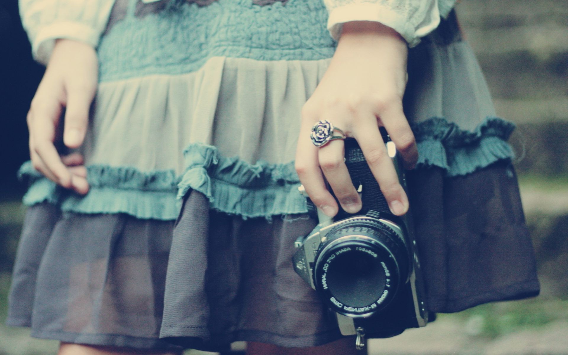 बच्चा महिला एक लड़की पहनना वयस्क हाथ मानव मानव