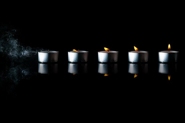 एक काले रंग की पृष्ठभूमि पर मोमबत्ती लुप्त होती