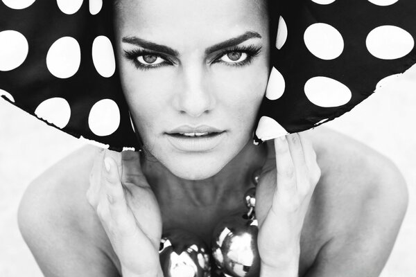 काले और सफेद में मेकअप के साथ एक आदमी की तस्वीर