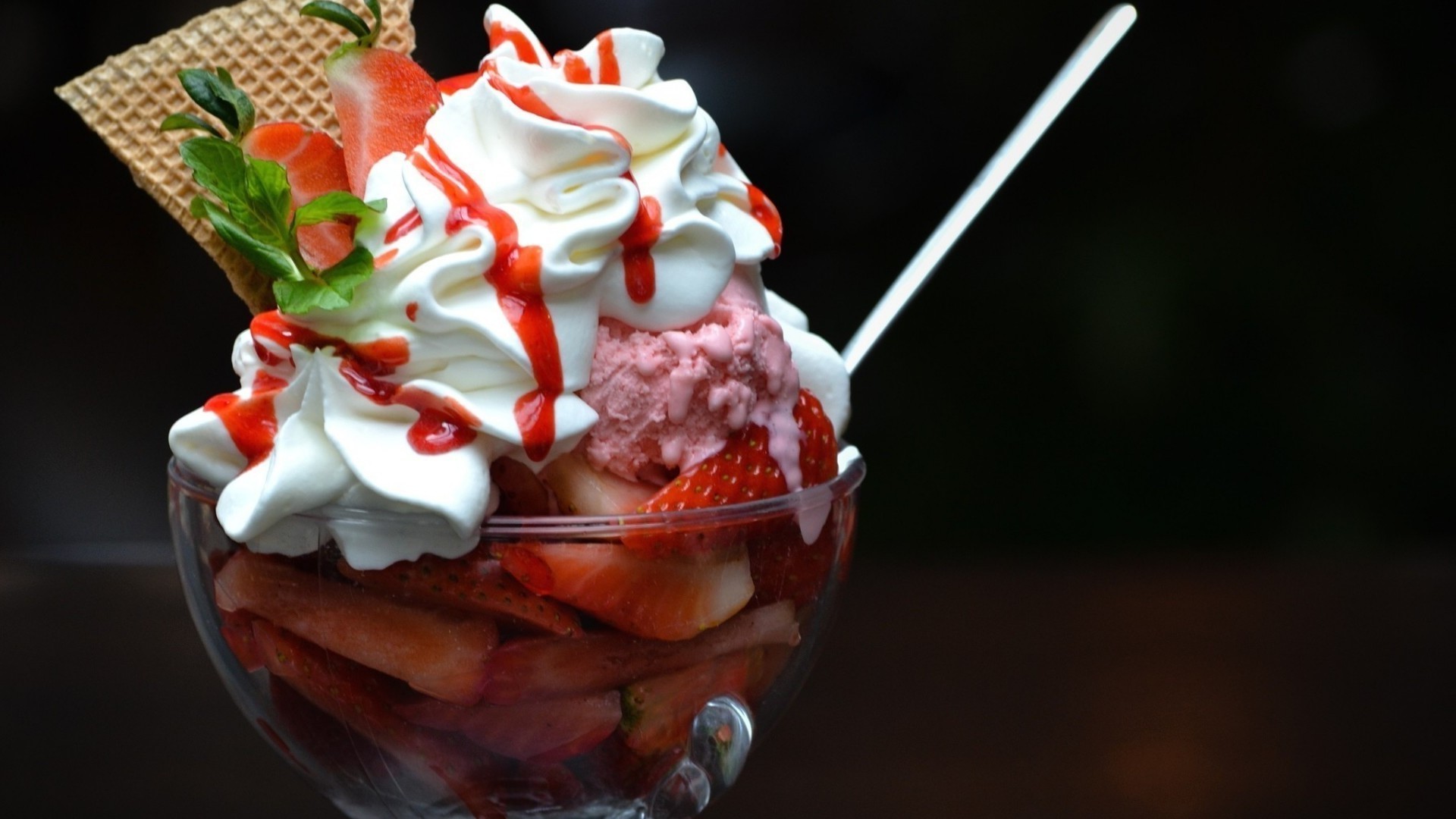 क्रीम मीठा चॉकलेट वेनिला स्वादिष्ट फल भोजन स्ट्रॉबेरी बर्फ क्रीम जलपान चीनी डेयरी उत्पाद बेरी व्हीप्ड क्रीम स्कूप ठंडा जमे हुए टकसाल