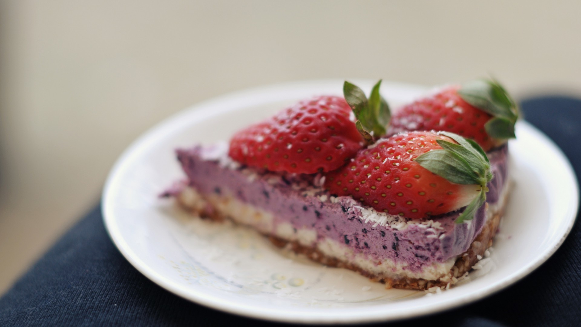 भोजन स्वादिष्ट नाश्ता स्ट्रॉबेरी मीठा फल चॉकलेट बेर क्रीम प्लेटें केक ताज़गी