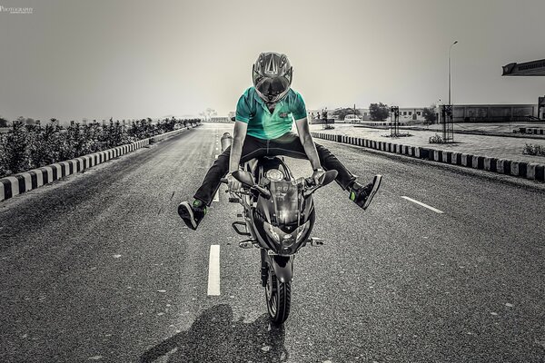 गति में मोटरसाइकिल स्टंट