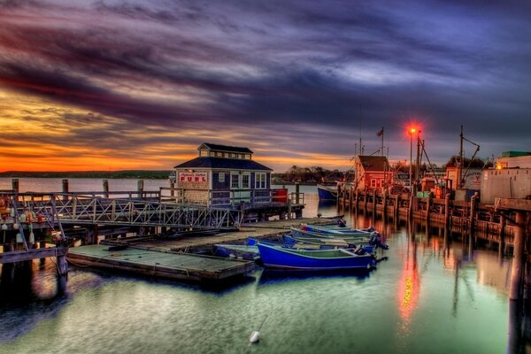 सूर्यास्त के समय घाट और नावें