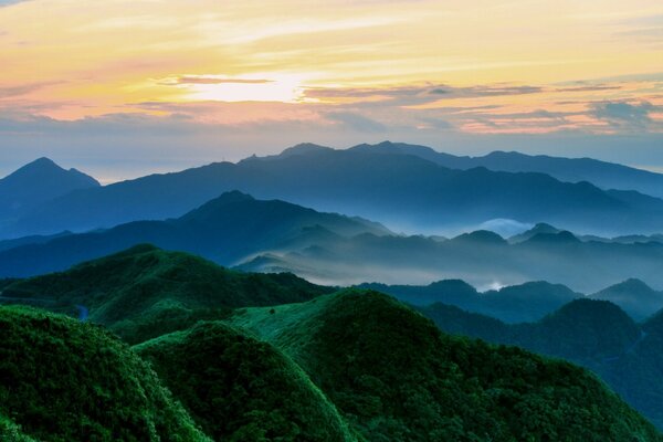 पहाड़ों में भोर । यात्रा। डेस्कटॉप स्क्रीनसेवर