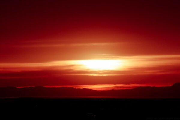 शाम के आकाश में सुंदर सूर्यास्त