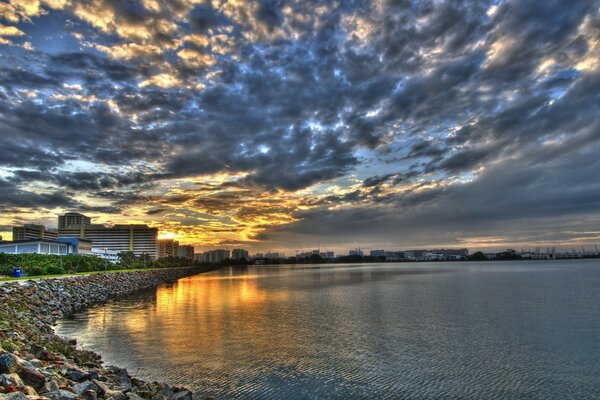 क्यूम्यलस बादलों के माध्यम से सूर्यास्त