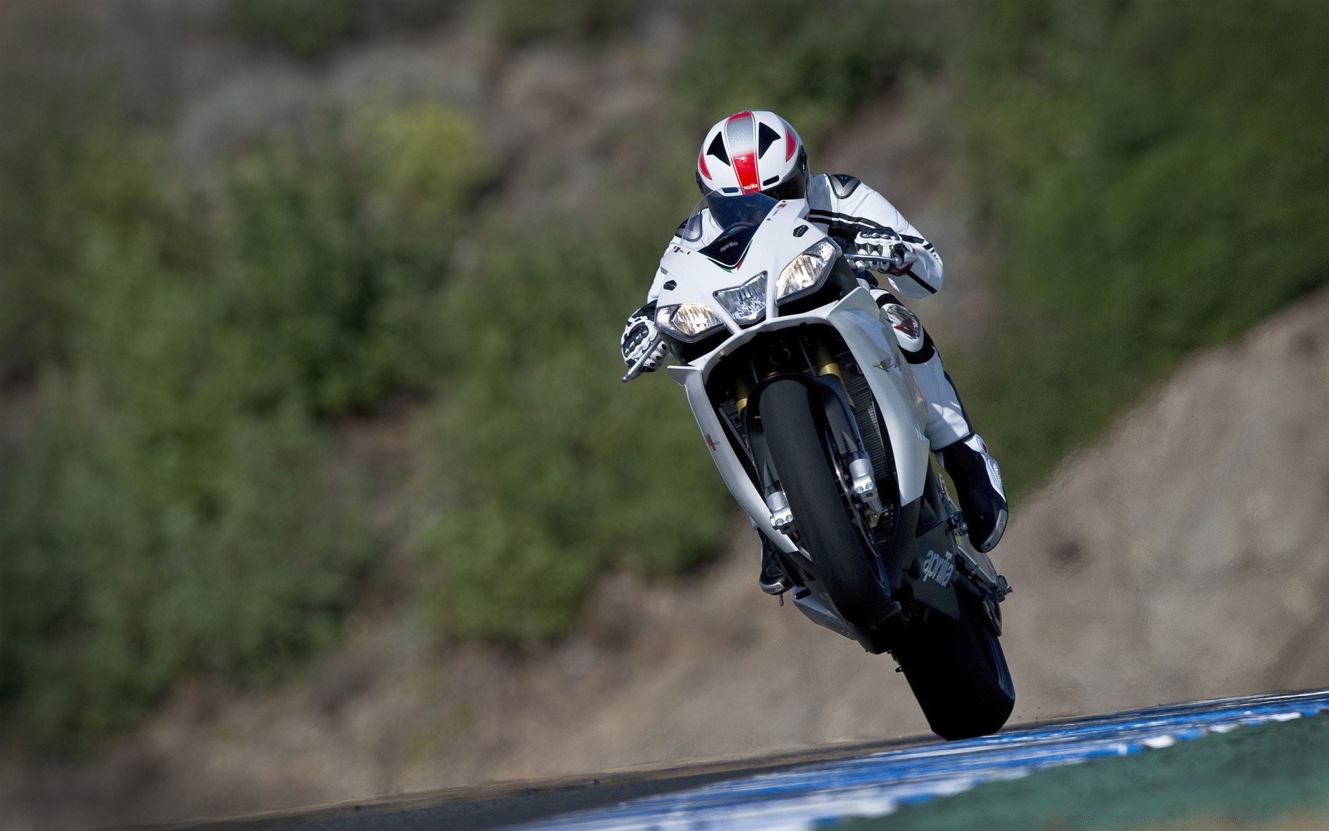 खेल बाइक रेसिंग बाइकर प्रतियोगिता हेलमेट कार्रवाई दौड़ने कार जल्दी करो पहियों साहसिक साइकिल चालक निशान सवारी घर के बाहर खेल एक