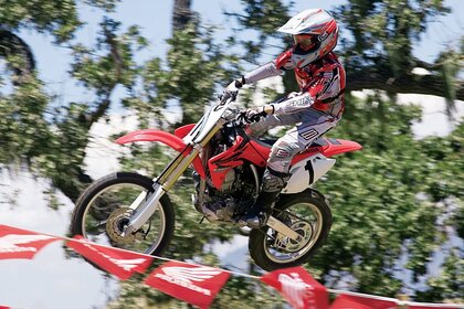 सवार झंडे के ऊपर एक बाइक पर ले जाता है