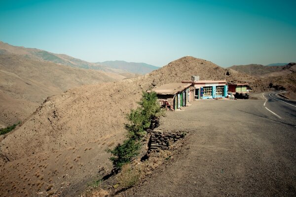 अफ्रीका में यात्रा पहाड़ों के लिए सड़क